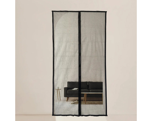 Moustiquaire de porte avec fermeture magnétique devant le salon