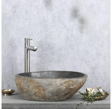 Vasque en pierre naturelle avec robinet sur étagère avec porte-savon et décoration