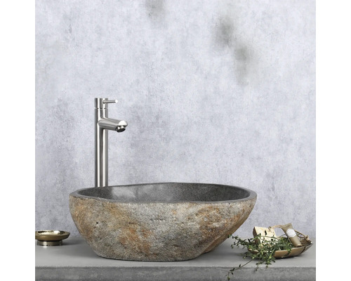 Vasque en pierre naturelle avec robinet sur étagère avec porte-savon et décoration