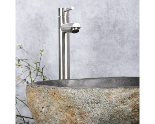 Vasque en pierre naturelle avec robinet