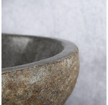 Gros plan d'un lavabo en pierre