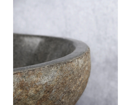 Gros plan d'un lavabo en pierre