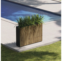 Jardinière rectangulaire avec revêtement en bois à côté d'une piscine