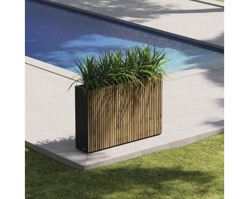 Jardinière rectangulaire avec revêtement en bois à côté d'une piscine