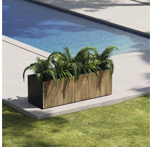 Jardinière rectangulaire avec revêtement en bois à côté d'une piscine