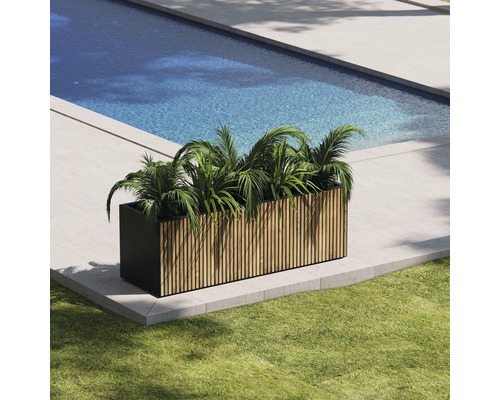 Jardinière rectangulaire avec revêtement en bois à côté d'une piscine