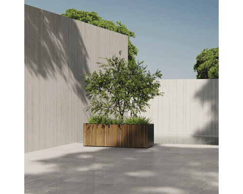 Photo extérieure d'une jardinière plantée avec un revêtement en bois devant un mur en béton