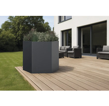 Hoher, anthrazitfarbener Pflanzkübel auf einer Holzterrasse mit Gartenmöbeln
