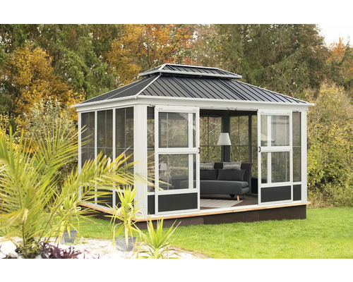 Pavillon mit Schiebetüren und Möbeln im Garten