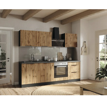 Helle Küche mit Holzfronten, Spüle, Herd und Dunstabzugshaube unter Holzbalkendecke