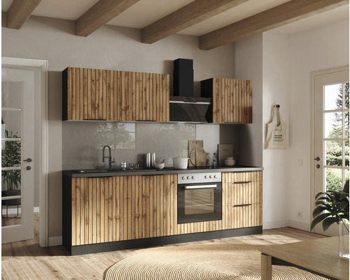 Küchenszene mit Einbauküche, Spüle, Herd und Dunstabzugshaube