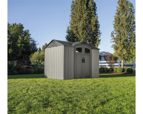 Gartenschuppen aus Kunststoff auf einer Wiese