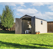 Gartenschuppen mit geöffneten Türen auf Rasenfläche