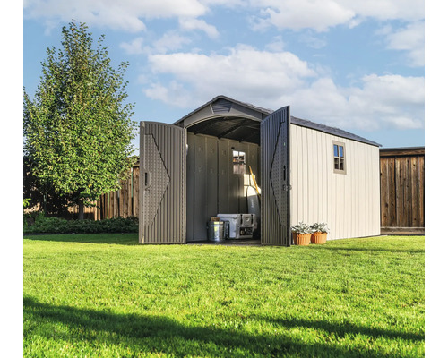 Gartenschuppen mit geöffneten Türen auf Rasenfläche