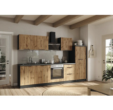 Komplette Küche mit Holzfronten, Dunstabzugshaube und Elektrogeräten in einem hellen Raum