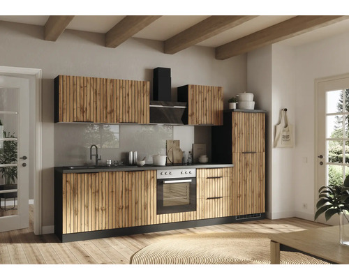 Komplette Küche mit Holzfronten, Dunstabzugshaube und Elektrogeräten in einem hellen Raum