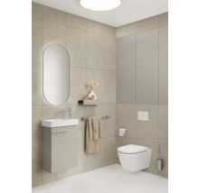 Badezimmer mit Waschbecken, Spiegel, Toilette und Handtuchhalter