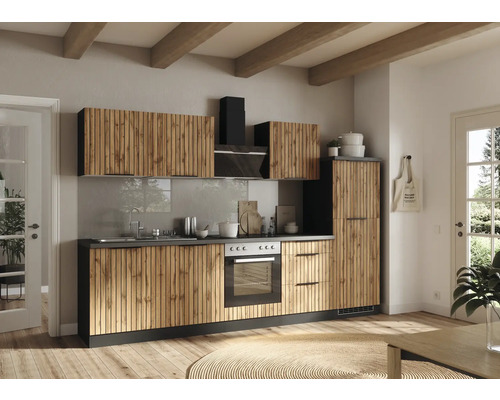 Cuisine complète avec appareils Held Möbel Trient 300 cm chêne mat démontée variante réversible 1103.6355 Cuisine avec façades en bois, évier, cuisinière et hotte aspirante dans une pièce lumineuse
