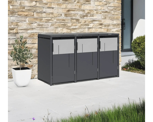 Drei graue Mülltonnenboxen mit Pflanze im Topf