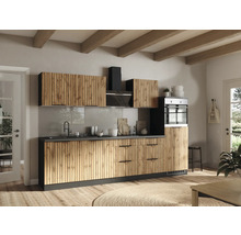 Cuisine moderne avec façades en bois, hotte aspirante et four encastrable dans une pièce lumineuse