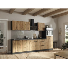 Cuisine claire avec façades en bois, plan de travail, évier et appareils intégrés.