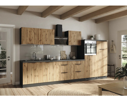 Cuisine moderne avec façades en bois et plan de travail foncé dans une pièce lumineuse