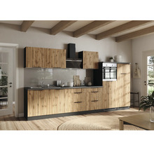 Cuisine moderne avec façades en bois, évier, cuisinière et hotte aspirante dans une pièce lumineuse.