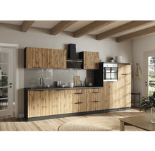 Cuisine moderne avec façades en bois, hotte aspirante et four encastrable dans une pièce lumineuse