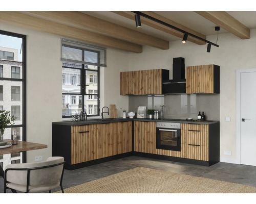 Moderne Küche mit Holzfronten und dunkler Arbeitsplatte