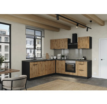 Moderne Küche mit Holzfronten und schwarzen Arbeitsplatten.