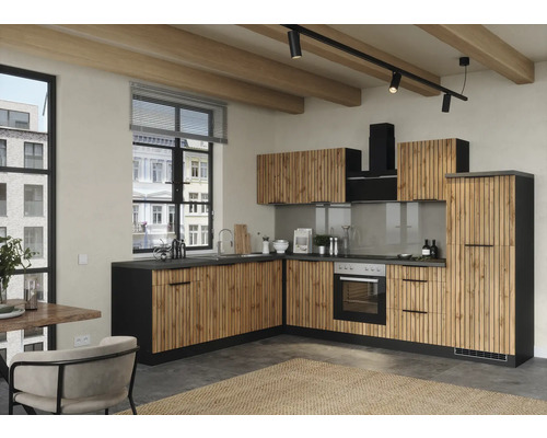 Moderne Küche mit Holzfronten und schwarzer Arbeitsplatte unter Holzbalkendecke.