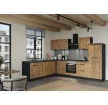 Helle Küche mit Holzfronten, schwarzen Arbeitsplatten und Dunstabzugshaube.