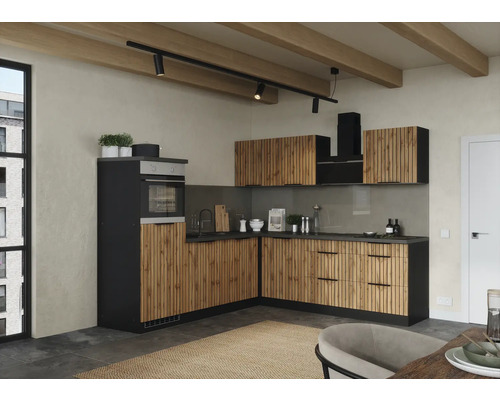 Cuisine d'angle avec appareils Held Möbel Trient 240 cm chêne mat démontée variante réversible 1117.6356 Cuisine moderne avec façades en bois, accents noirs et système d'éclairage
