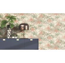 Dekoratives Zimmer mit gemusterter Tapete, Kommode, Lampe und Pflanzen