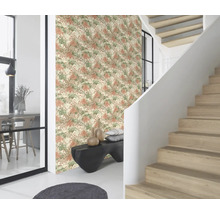 Flur mit floral gemusterter Tapete, Treppe und Dekoration