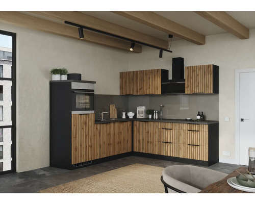 Cuisine moderne avec façades en bois, four noir et hotte aspirante.