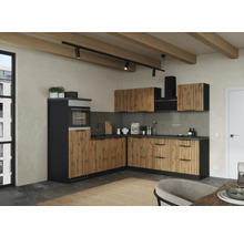 Cuisine moderne avec façades en bois et accents noirs sous un plafond à poutres en bois