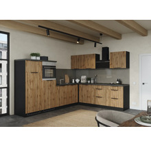 Moderne Küche mit Holzfronten, Arbeitsplatte und Beleuchtung.