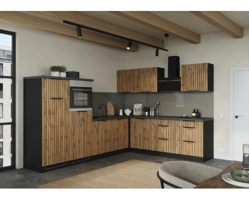 Cuisine moderne avec façades en bois, plan de travail et armoires murales.