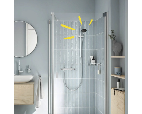 Badezimmer mit Dusche, Waschbecken und Spiegel