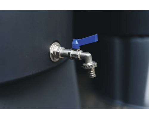 Wasserhahn mit blauem Griff an einer Regentonne