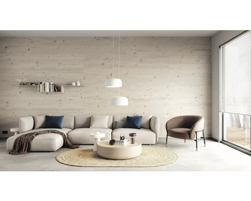 Wohnzimmer mit Ecksofa, Sessel, Couchtisch, runden Pendelleuchten, Wandregal und Holzpaneelen