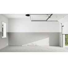 Leere Garage mit Betonboden, Fenster, Garagentor und Garagentorantrieb