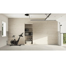 Garage mit Fitnessgeräten, Regal und geöffnetem Garagentor