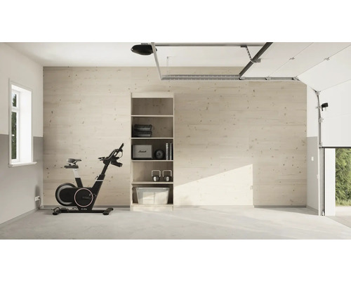 Garage mit Fitnessgeräten, Regal und geöffnetem Garagentor