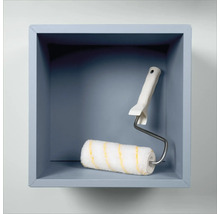 Rouleau de peinture avec étrier dans une étagère bleue