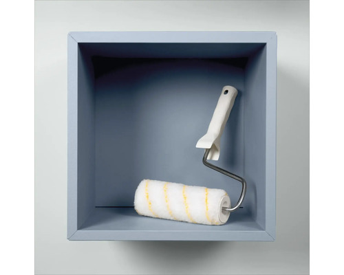 Rouleau de peinture avec étrier dans une étagère bleue