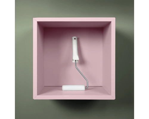 Farbwalze mit Griff in einem Regal