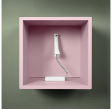 Rouleau de peinture dans une étagère rose