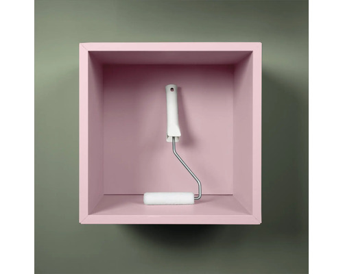 Rouleau de peinture dans une étagère rose